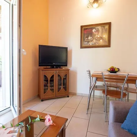 Willa Kleismata Sleeps 4 With Pool Air Con And Wifi