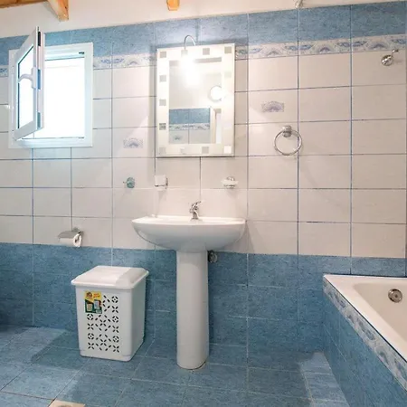 Willa Kleismata Sleeps 4 With Pool Air Con And Wifi